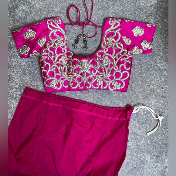 Saree Pink with Gold Silk Trim and Embroidered Designs - Picture 4 of 7